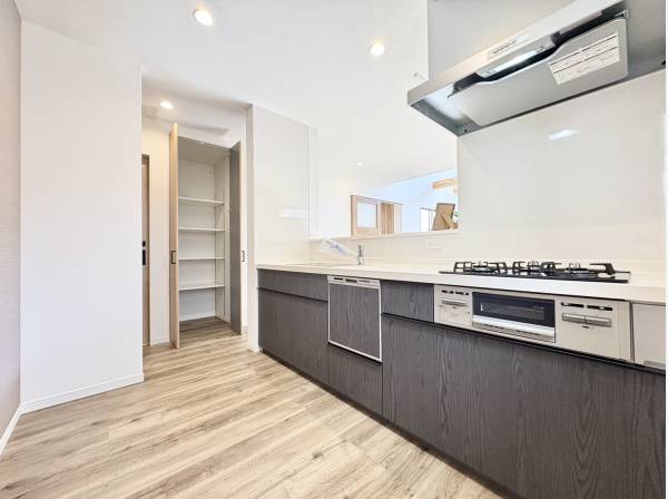 キッチンスペース　奥には収納スペースもございます♪