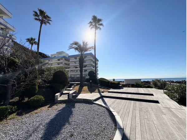 共用部のウッドテラスは気持ちの良い広さ