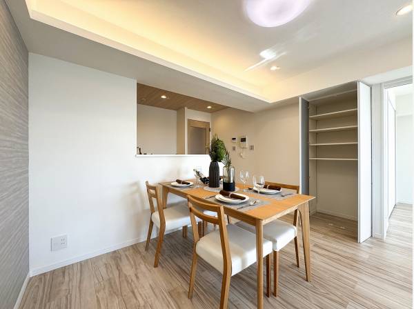 ダウンライトがおしゃれなダイニング