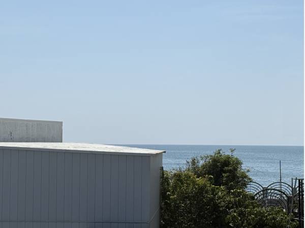 リビングから青い海を望む