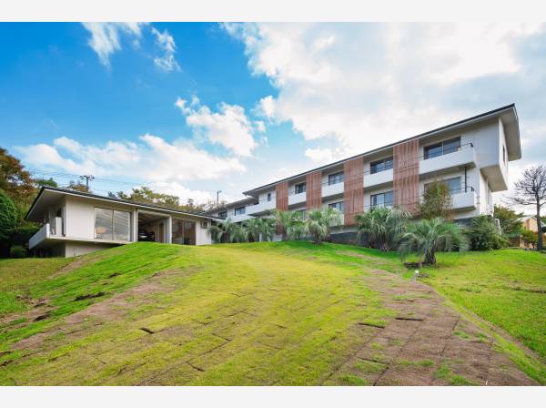 青空に映える重厚感溢れる外観/お問合せお待ちしております