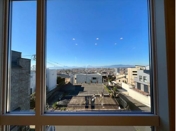 リビングの窓からは開放的な眺望と雄大な富士山！