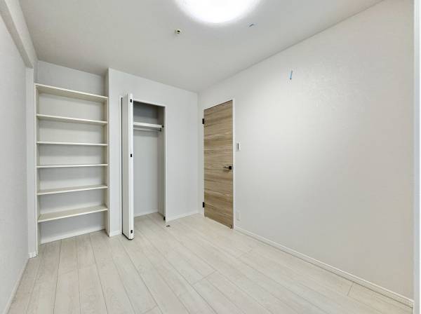 棚とクローゼット付き。片付く部屋は心まで整う。