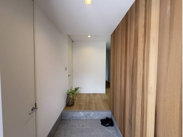 玄関ホールにはクロークもあります