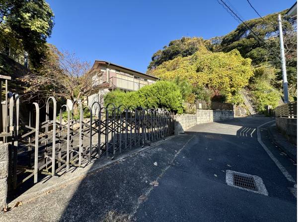 現地は車通りの少ない閑静な現地