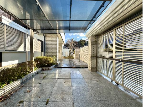 敷地内は中も外もとても広いです