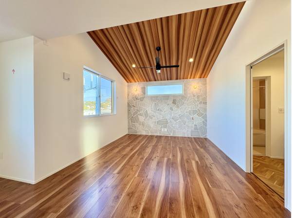 天然石をあしらったアクセントの一面