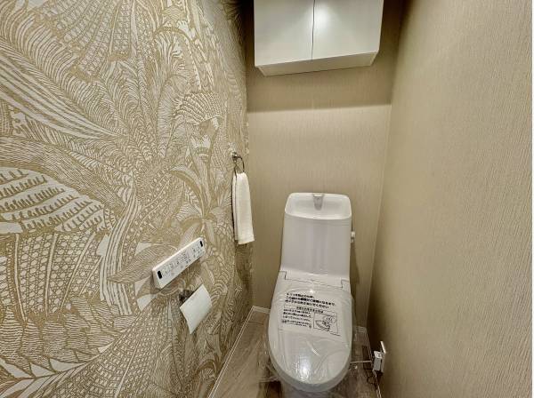 トイレの壁紙は南国風ですよ。