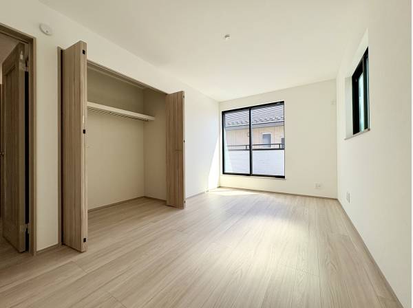 バルコニーと繋がる2階の洋室