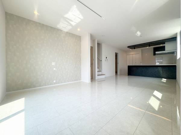 リビングダイニングには床暖房が完備され寒い季節も足元ぽかぽか♪