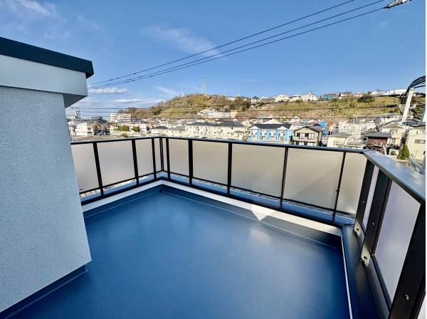 ルーフバルコニーがあり、目の前が境川があり、開放的です。