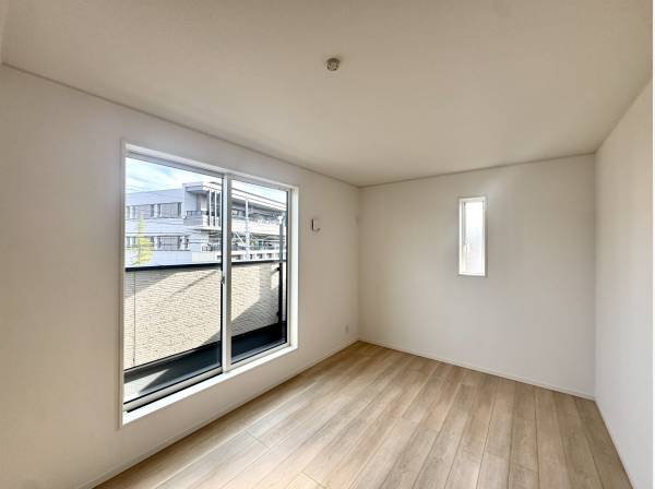 光が差し込む居室