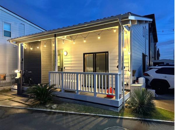 カバードポーチのあるデッキがとても絵になる玄関