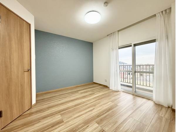 アクセントクロスが可愛らしい居室