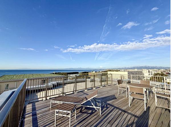 スカイバルコニーは隣とフェンスの目隠があり、プライバシーも問題なしです