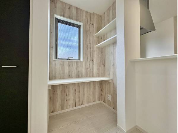 子供だけではなく、親もリビングで仕事や読書ができます。