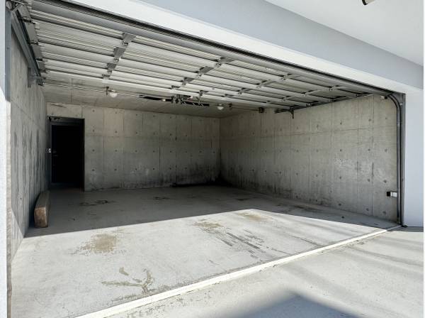 並列2台可能な自動シャッター付きガレージです