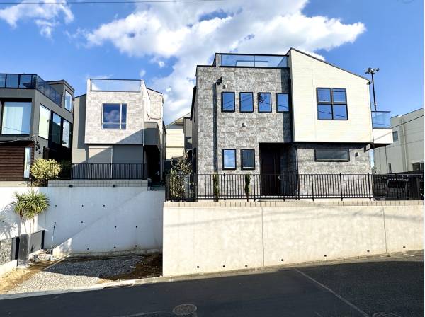 写真右
スタイリッシュで高級感のある佇まい