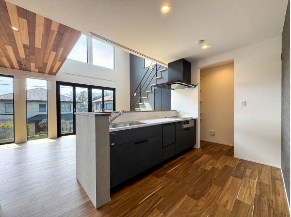 大容量のパントリーが完備されたオープンキッチン