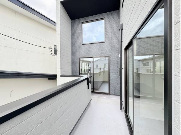 L字のバルコニー。洗濯物を干す時にも嬉しい作り