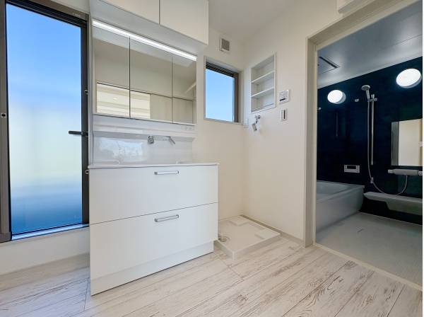 勝手口付きのパウダールーム・バスルーム