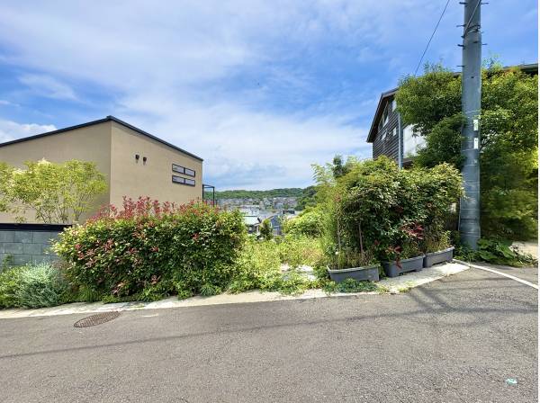 東南側に抜け感のある敷地です