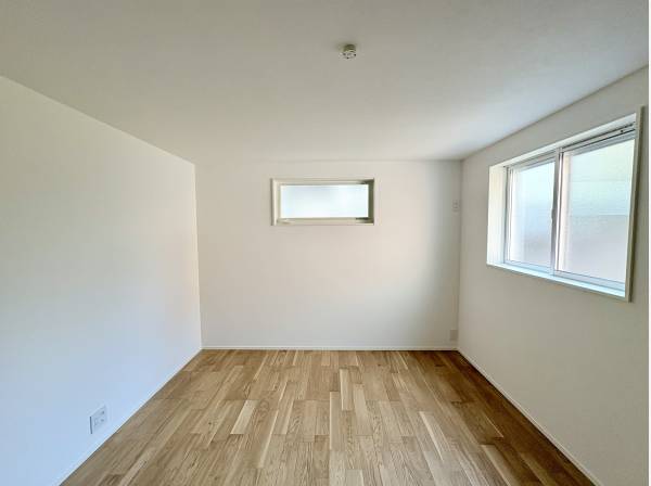 2階にある洋室落ち着きある空間