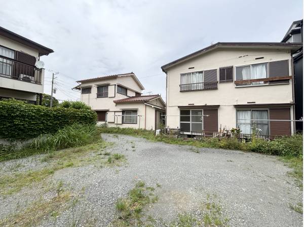 敷地内には２棟のアパートが建っていますが、解体後更地にてお引渡し