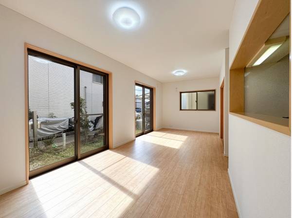 昼間は自然光だけで過ごせそうな心地よい陽光溢れるリビングダイニング