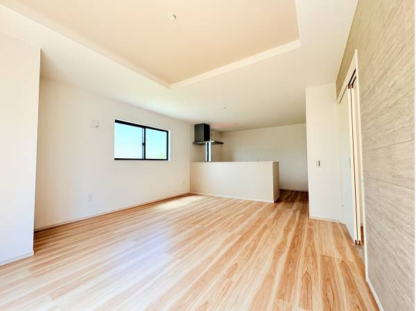 アクセントクロスがお部屋を彩るLDK。明るく開放的な空間です