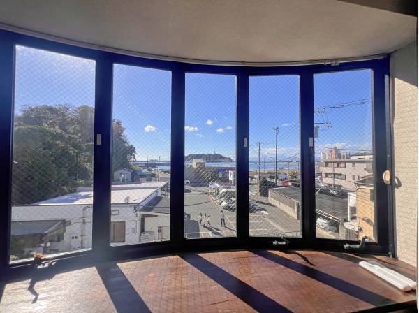 色々なお部屋から海と江の島を望めます