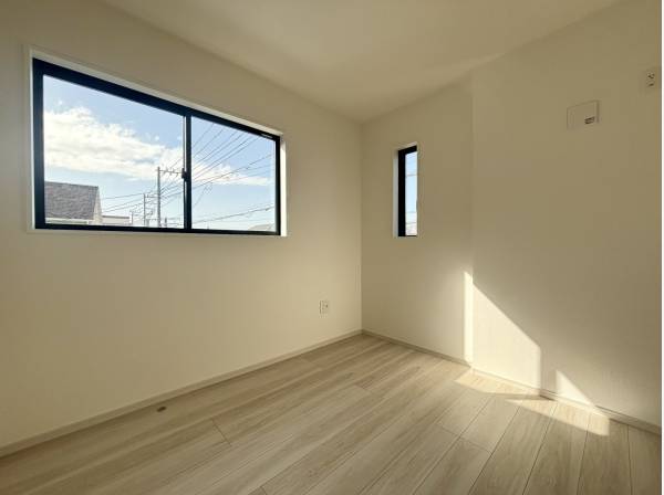 二面採光で陽当たり良好な洋室スペース