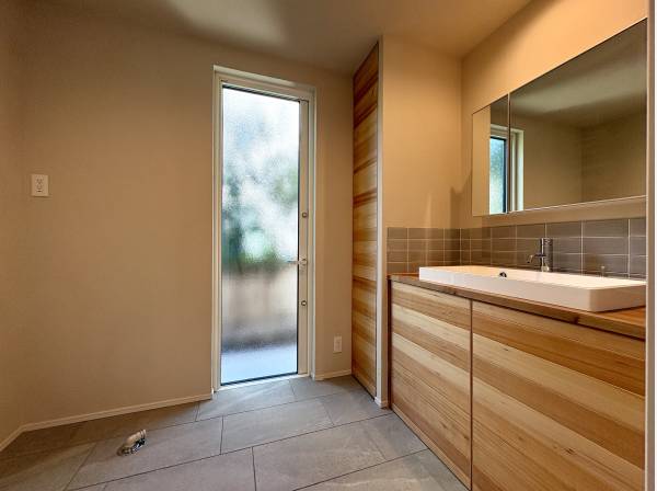 パウダールームに造作洗面化粧台、ゆとりのスペースで勝手口付き