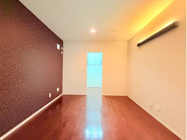 WICを備えた約9帖の1階居室、間接照明が素敵ですね