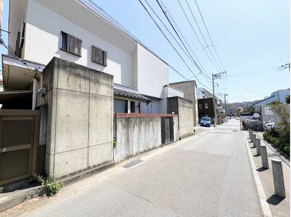 前面道路もゆとりある広さです