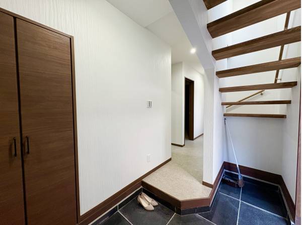 玄関ホールは広々空間となります