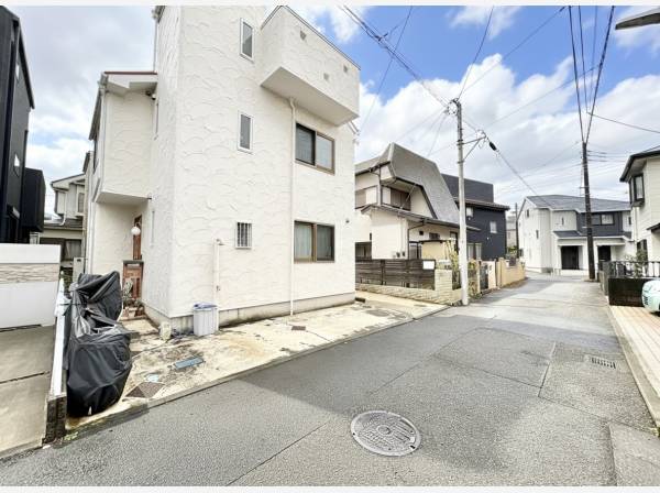 前面道路もゆとりある広さです。駐車も楽々です。