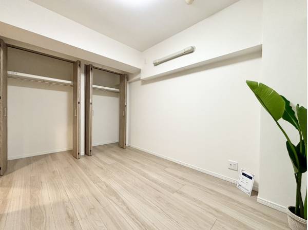 約6帖の収納豊富な洋室