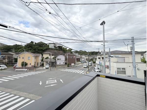 前面道路は交通量のある十字路です。