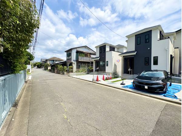 前面道路にゆとりがあり、日々の駐車もストレスフリー