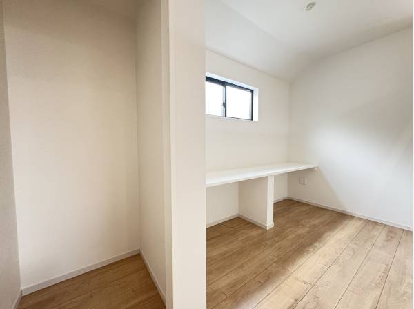 リビング横にはスタディカウンター