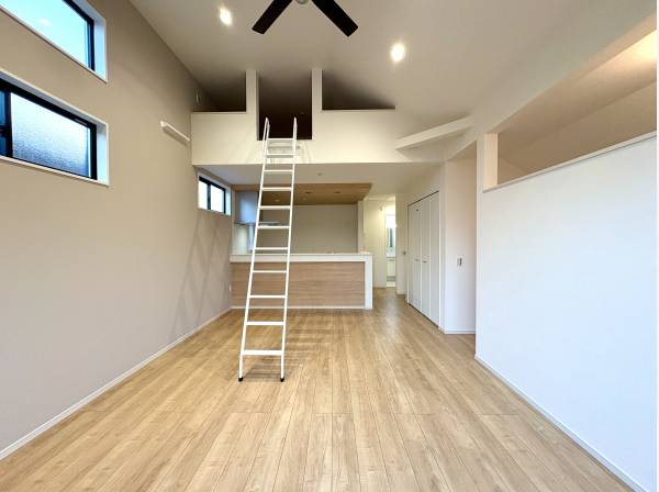 明るさと立体感を感じられるロフト付きリビングの心地よい広さ