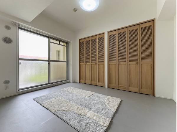 収納豊富な居室はビーチ感のある建具が使用されこだわりを感じます