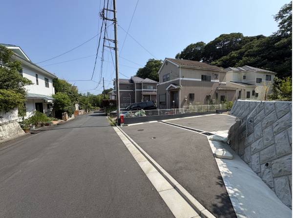前面道路は広く、車のすれ違いも余裕があります
