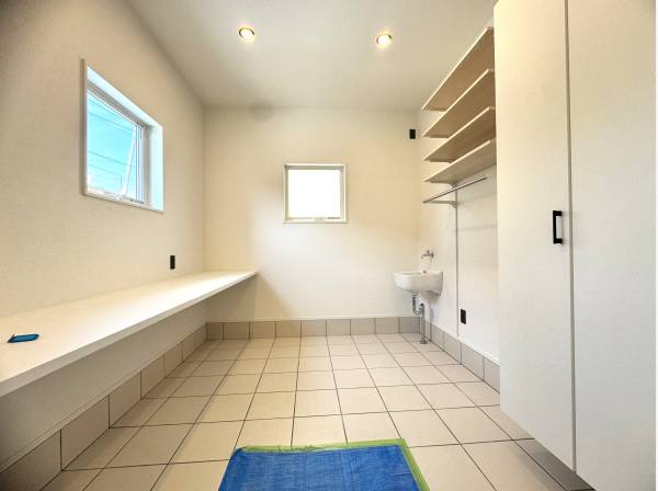 収納、カウンター、スロップシンクを備えた土間ワークスペース！