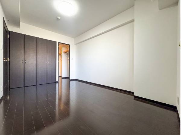 主寝室には奥行きのあるウォークインクローゼットを完備