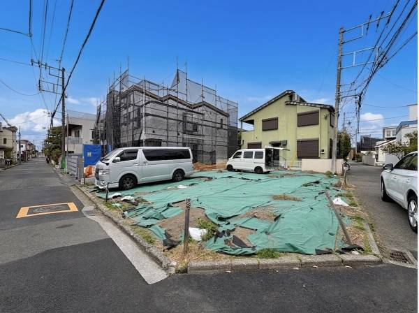南東側道路で陽当り良好/現地は角から2件目