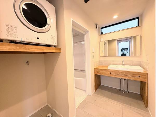 おしゃれな造作洗面台、サニタリールーム