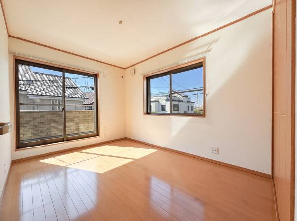 昼間は自然光だけで過ごせそうな明るいベッドルーム