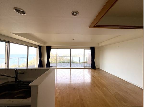 窓いっぱいに海が広がります